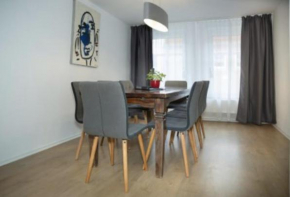 H& Apartments im Herzen der Stadt geräumig ruhig zentral mit Küche und Esstisch Greifswald